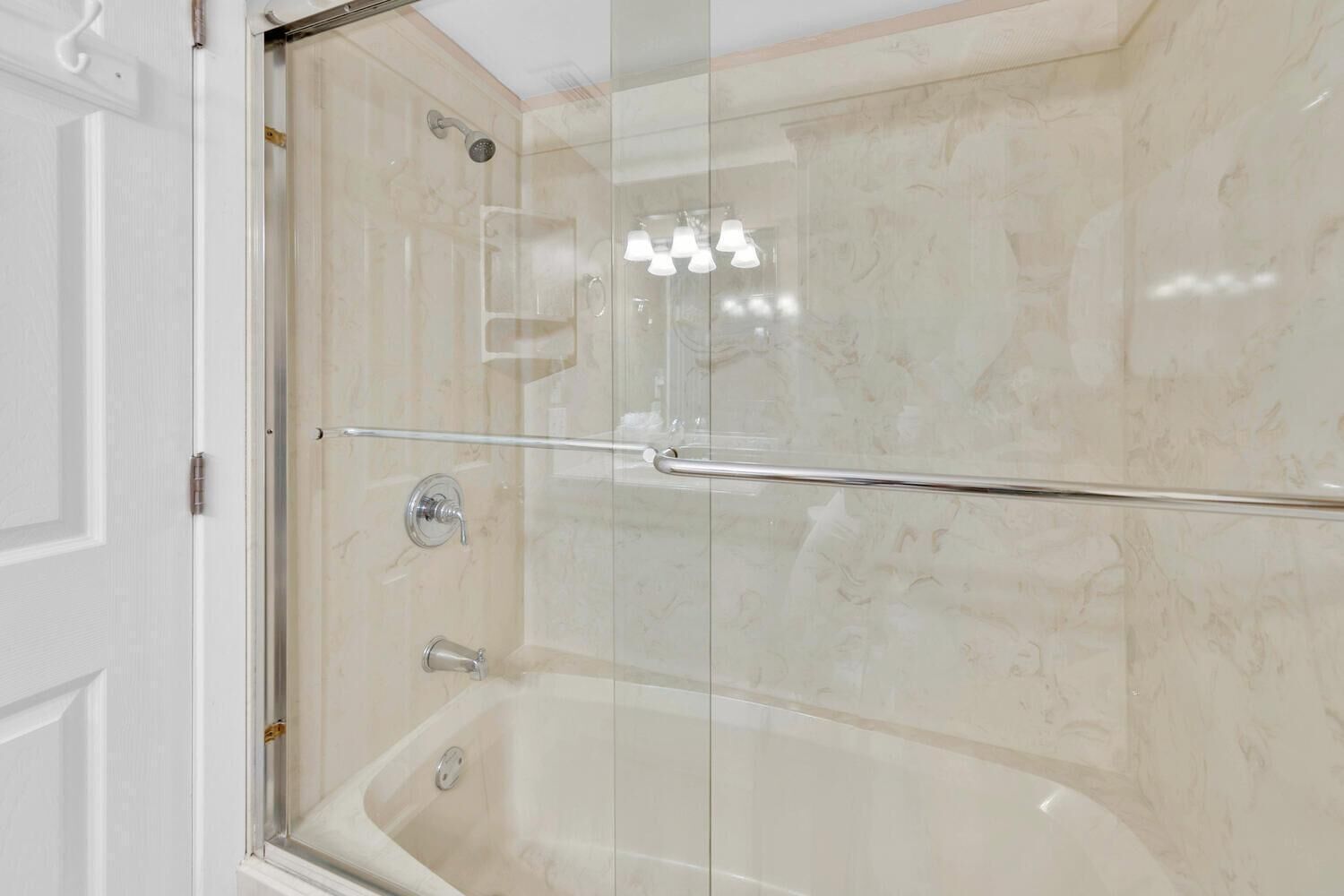 Leilighet, 1 kingsize-seng med sovesofa (Latitude 29 #2) | Bad | Toalettartikler (inkludert), håndklær, såpe og toalettpapir