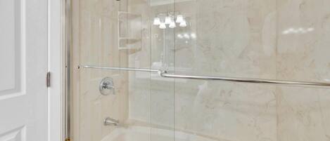 Leilighet, 1 kingsize-seng med sovesofa (Latitude 29 #2) | Bad | Toalettartikler (inkludert), håndklær, såpe og toalettpapir