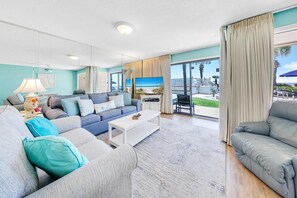 公寓客房, 1 張特大雙人床和 1 張沙發床 (Latitude 29 #13) | 起居區 | 電視