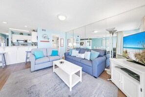 公寓客房, 1 張特大雙人床和 1 張沙發床 (Latitude 29 #13) | 起居區 | 電視