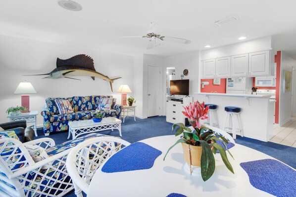 Condo, 1 cama King size y sofá cama (Latitude 29 #10) | Área de sala de estar | Televisión 