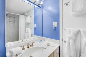 Apartamento, 1 cama de matrimonio grande con sofá cama (Latitude 29 #10) | Baño | Toallas, jabón y papel higiénico