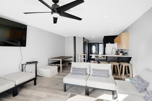 Leilighet, flere senger (Klaus House 4) | Oppholdsområde | TV