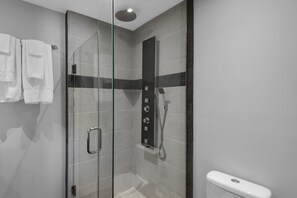 Hus - flere senge (Klaus House 2) | Badeværelse | Håndklæder, Sæbe, Toiletpapir