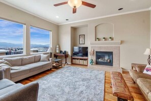 TV, peis, DVD-spiller og bøker