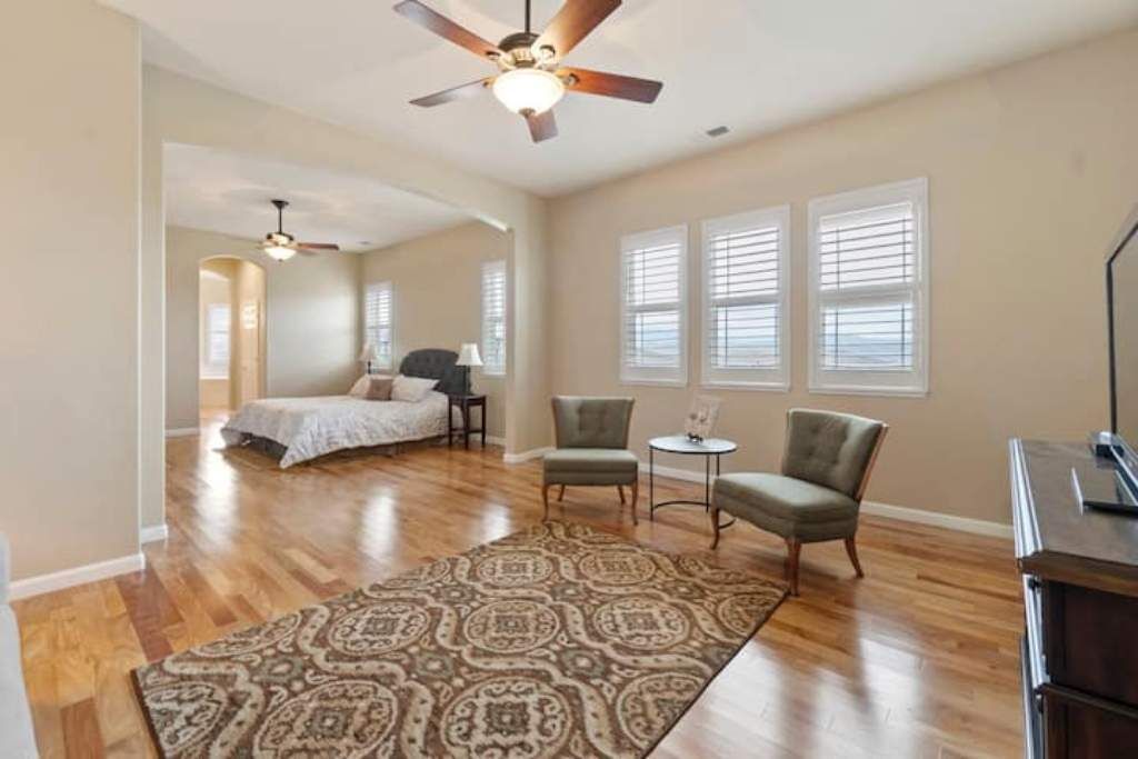 6 bedrooms, desk, iron/ironing board, free WiFi