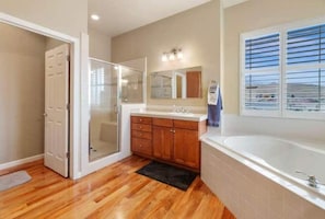 Shower, hair dryer, towels, soap - Stunning Mtn. View Chateau 6 Bed/4 Bath Hot Tub BBQ near Red Hawk Golf and TAHOE (Sparks)