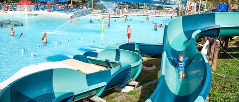 Ein Wasserpark mit mehreren Wasserrutschen und einem Poolbereich.