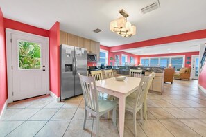 Huis, meerdere bedden (Hanging Out) | Dineren