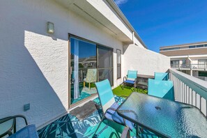 コンドミニアム ベッド (複数台) (Endless Summer F9) | 屋外ダイニングエリア