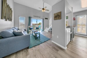 Living area - Endless Summer F9 (Panama City Beach)