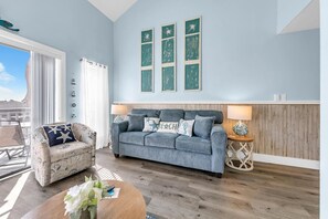 公寓客房, 2 張加大雙人床 (Endless Summer F11) | 起居區 | 電視