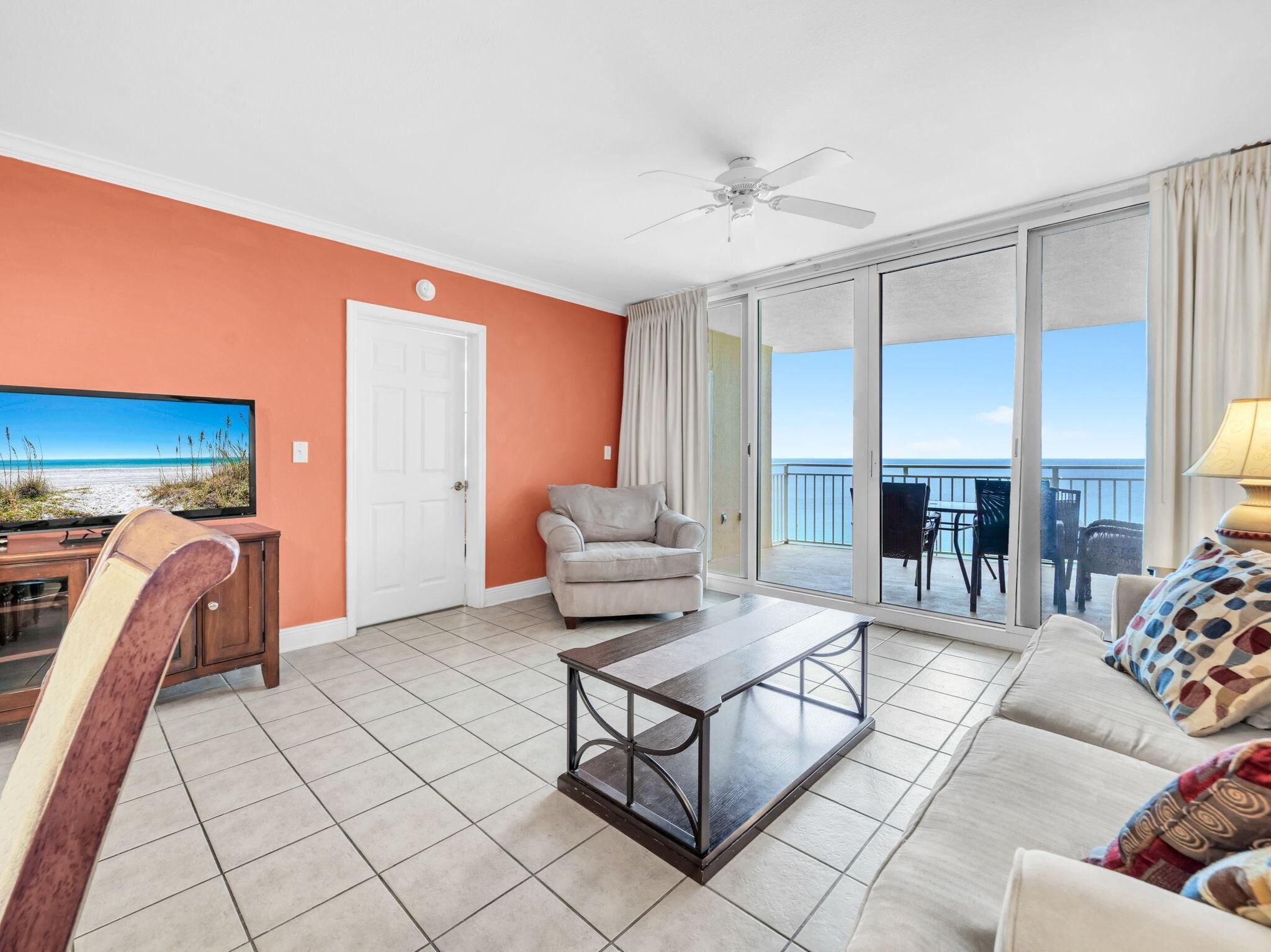 Lejlighed - flere senge (Emerald Beach 2225) | Opholdsområde | Tv