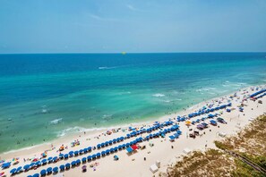 Condo, varias camas (Emerald Beach 1627) | Playa | En la playa