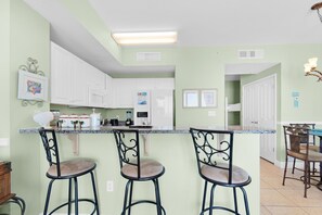 Condo, 1 très grand lit et 1 canapé-lit (Celadon 703) | Cuisine privée | Un four, grille-pain