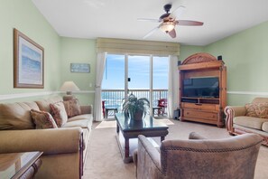 Condo, 1 très grand lit et 1 canapé-lit (Celadon 703) | Aire de séjour | Téléviseur