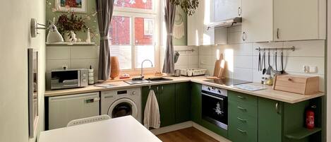 冷蔵庫、電子レンジ、オーブン、コンロ