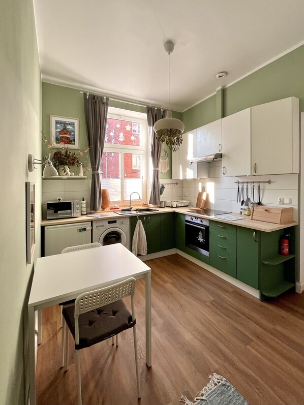 Geladeira, micro-ondas, fogão, cooktop