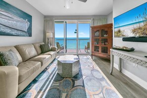 Condo, várias camas (Celadon 1902 "Aloha No Ka Oi") | Área de estar | TV