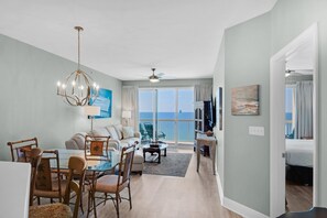 Condo, várias camas (Celadon 1902 "Aloha No Ka Oi") | Área de estar | TV