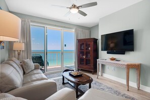 Condo, várias camas (Celadon 1902 "Aloha No Ka Oi") | Área de estar | TV