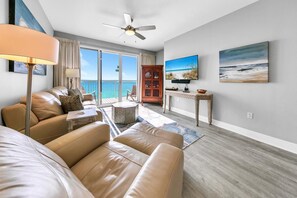 Condo, várias camas (Celadon 1902 "Aloha No Ka Oi") | Área de estar | TV