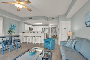 Condo, 1 très grand lit et 1 canapé-lit (Calypso 3-205) | Aire de séjour | Téléviseur