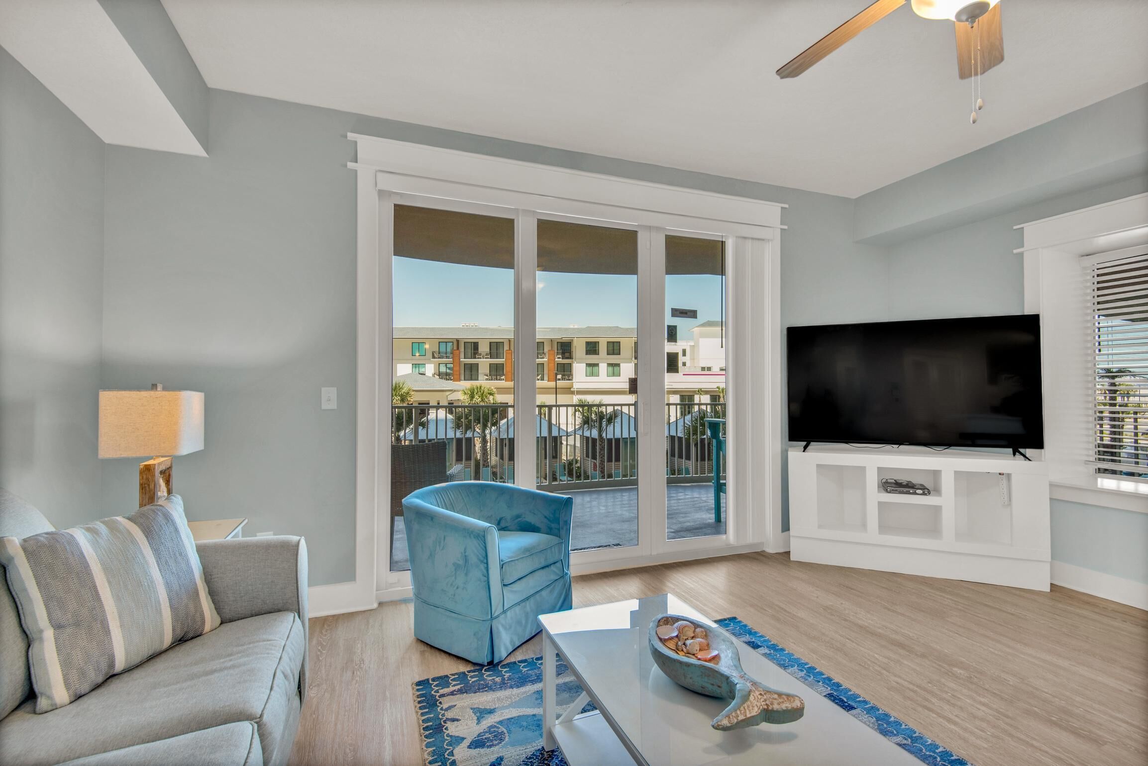 คอนโด, เตียงคิงไซส์ 1 เตียง และโซฟาเบด (Calypso 3-205) | บริเวณนั่งเล่น | ทีวี