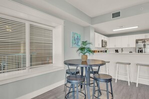 Dining - Calypso 3-205 (Panama City Beach)