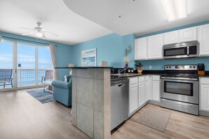 Apartment, 1 King-Bett und Schlafsofa (Calypso 2-807 West) | Eigene Küche | Ofen, Toaster