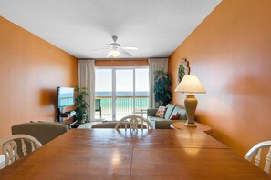 Apartment, Mehrere Betten (Calypso 2-504 West) | Wohnbereich | Fernseher