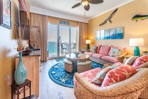 Condo, varias camas (Calypso 2-2304 West) | Área de sala de estar | Televisión 