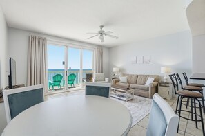 Leilighet, 1 kingsize-seng med sovesofa (Calypso 2-1907 West) | Oppholdsområde | TV