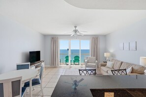 คอนโด, เตียงคิงไซส์ 1 เตียง และโซฟาเบด (Calypso 2-1907 West) | บริเวณนั่งเล่น | ทีวี