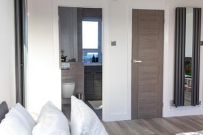 1 bedroom, iron/ironing board, travel cot, free WiFi