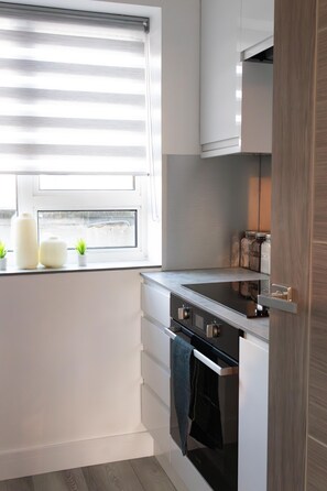 Kjøleskap, mikrobølgeovn, ovn og kokeplater