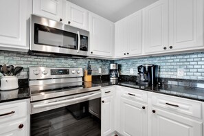 Lejlighed - flere senge (Calypso 2-1502 West) | Privat køkken | Ovn, brødrister