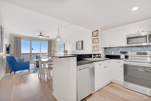 Lejlighed - flere senge (Calypso 2-1502 West) | Privat køkken | Ovn, brødrister