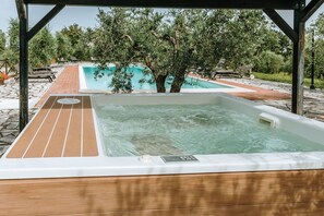 Bain à remous extérieur