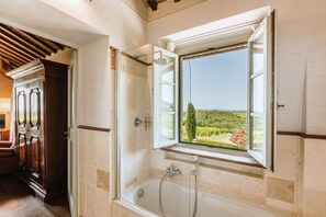 Douche, séchoir à cheveux, bidet, serviettes fournies