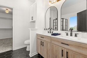 Haartrockner, Handtücher, Seife, Shampoo