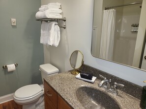 Dusche, Haartrockner, Handtücher, Seife