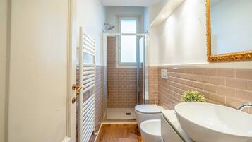 Dusche, Haartrockner, Handtücher