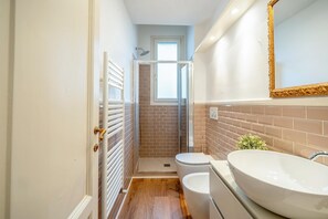 Een douche, een haardroger, handdoeken