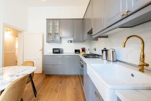 Refrigerador, microondas, horno y lavavajillas 