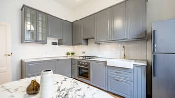 Kühlschrank, Mikrowelle, Ofen, Geschirrspüler