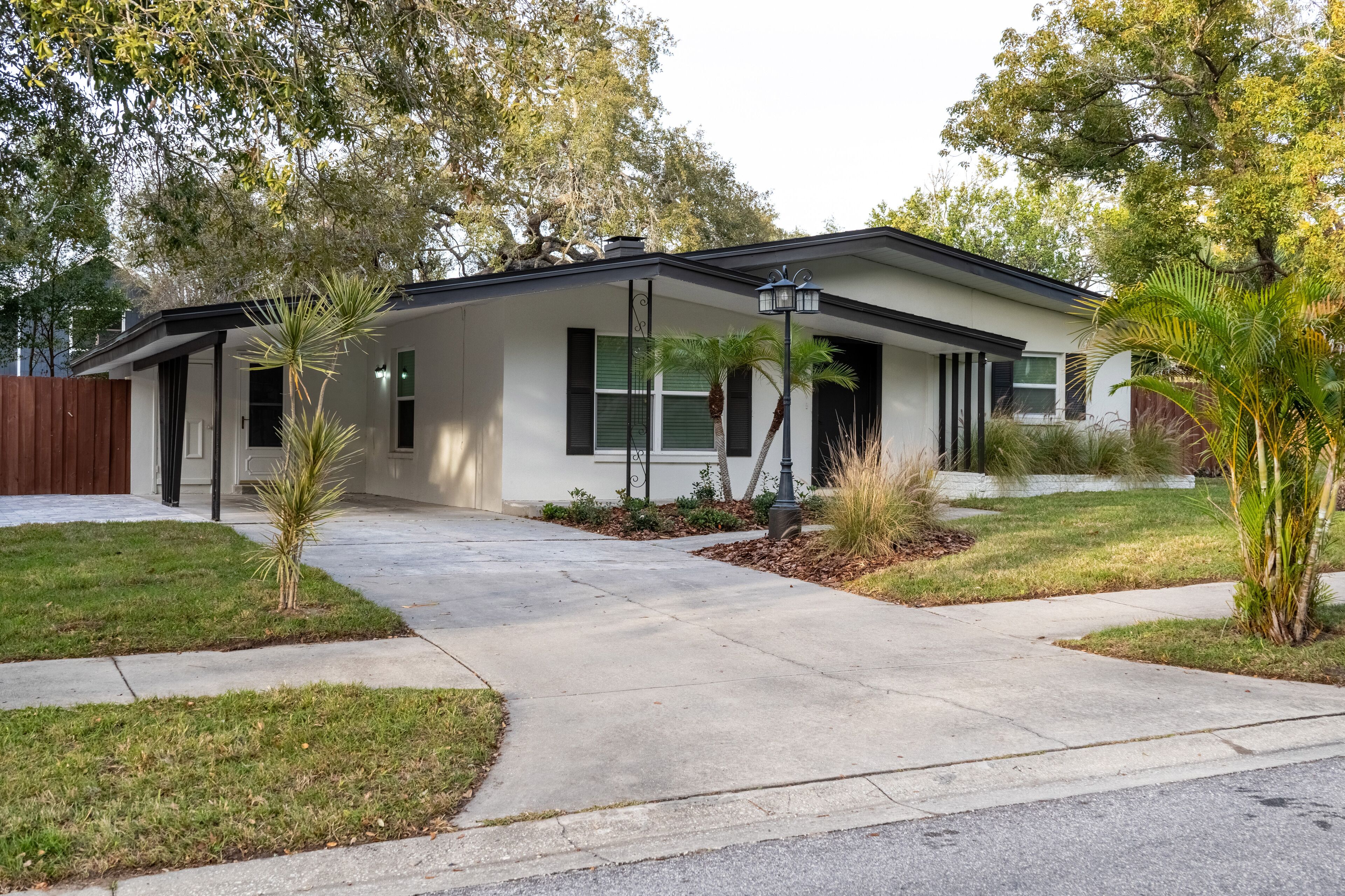 Cozy retreat by Tarpon Lake with large, fenced-in backyard and grill.