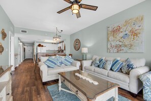 Condo, varias camas (Calypso 1-608 East) | Área de sala de estar | Televisión 