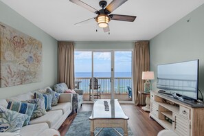 コンドミニアム ベッド (複数台) (Calypso 1-608 East) | リビング エリア | テレビ