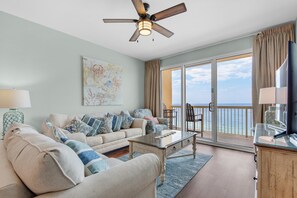 Condo, varias camas (Calypso 1-608 East) | Área de sala de estar | Televisión 